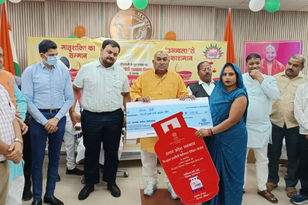 त्योहारों पर सरकार का तोहफा  उज्ज्वला योजना के तहत अंबेडकरनगर के 1.77 लाख लाभार्थियों को मिला निःशुल्क गैस रिफिल का उपहार