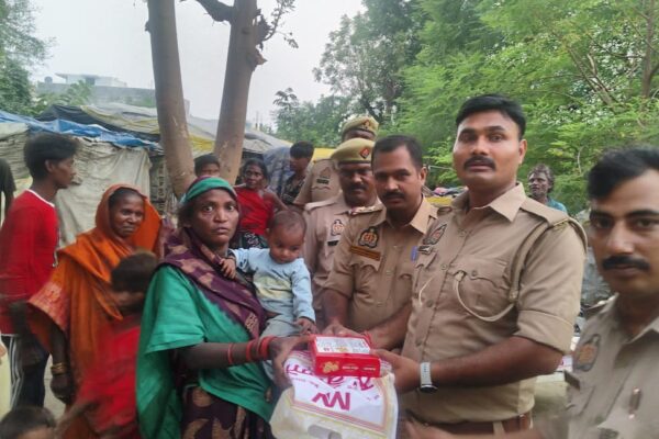 दीपावली पर मानवता की मिसाल – अंबेडकरनगर पुलिस ने जरूरतमंदों संग मनाई खुशियों की दिवाली!