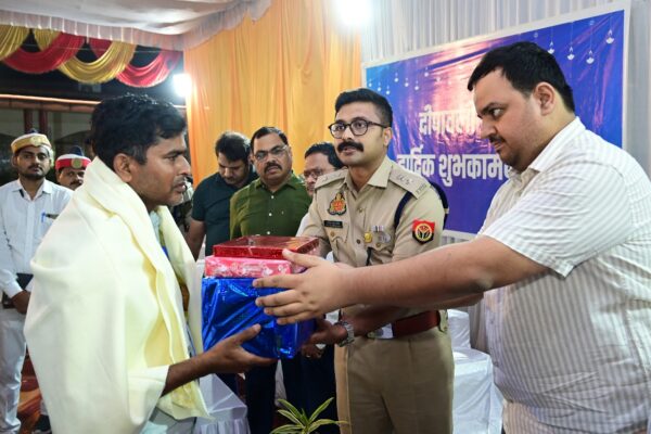 दीपावली की रौशनी में भरोसे का उजाला – जिलाधिकारी अनुपम शुक्ला ने एनटीपीसी प्रभावित परिवारों संग मनाया दीपोत्सव