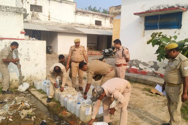 ऑपरेशन क्लीन के तहत टांडा पुलिस की बड़ी कार्रवाई – 385 लीटर अवैध कच्ची शराब नष्ट!