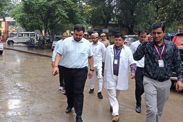 जिलाधिकारी का अचानक दौरा! अस्पताल में मचा हड़कंप, मरीजों से खुद ली सेवाओं की जानकारी