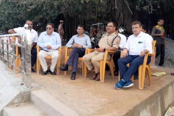 अम्बेडकरनगर : टांडा में सरयू तट पर शांतिपूर्ण ढंग से दुर्गा प्रतिमाओं हो रहा है विसर्जन