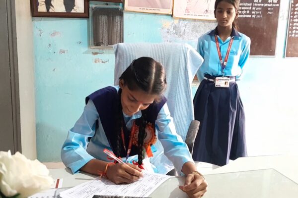 टांडा में मिशन शक्ति 5.0 अभियान के तहत छात्रा फलक़ वर्मा बनीं एक दिन की प्रधानाचार्या