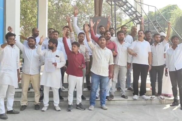 राम अचल राजभर के बयान पर बवाल  हिन्दू संगठनों का फूटा गुस्सा, कलेक्ट्रेट पर जोरदार प्रदर्शन!
