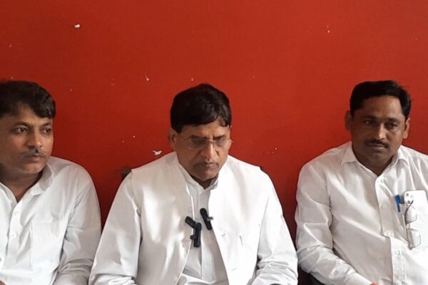 दीपों के बीच दर्द की दास्तां – सपा सांसद लालजी वर्मा ने दी शुभकामनाएं, पर जताया 72 परिवारों की पीड़ा पर दुख